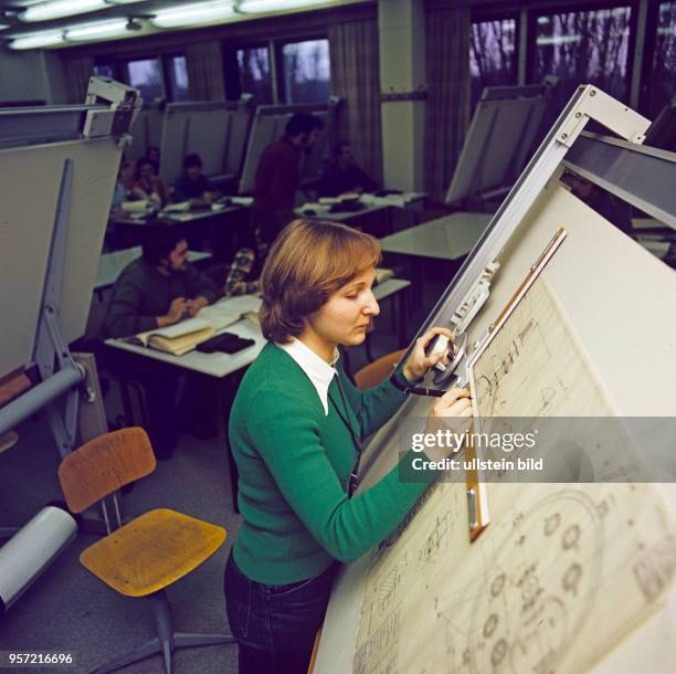 Eine Studentin an einem Reißbrett mit einer technischen Zeichnung in der Ingenieurhochschule Köthen, undatiertes Foto von 1979.