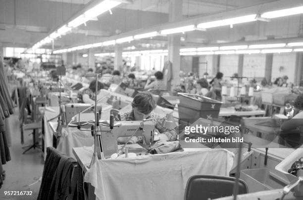 Näherinnen an Textima-Nähmaschinen im VEB Damenoberbekleidung Blankenstein im Bezirk Gera, undatiertes Foto von 1979.
