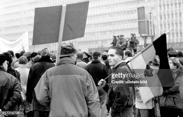 Am findet auf dem Alexanderplatz in Berlin-Mitte eine Großkundgebung der SPD der DDR statt, an der Zehntausende teilnehmen. Ein Teilnehmer der...