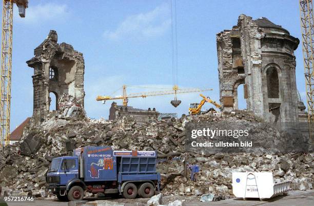 Blick auf die Trümmerberge an der Ruine der Frauenkirche in Dresden, an der die Sicherungsarbeiten und die Beräumung bereits begonnen haben,...