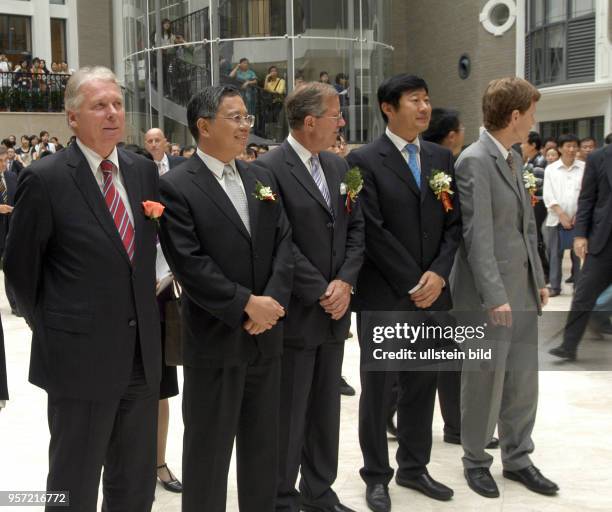 Der Deutsche Botschafter in China, Michael Schäfer , bei der Eröffnung einer Deutsch-Chinesischen Kunstausstellung in Wuhan, aufgenommen am . Im...