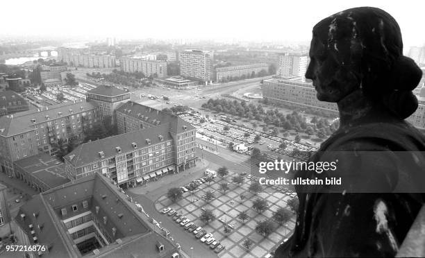 Blick vom Rathausturm auf das Zentrum von Dresden am Pirnaischen Platz, Aufgenommen am .