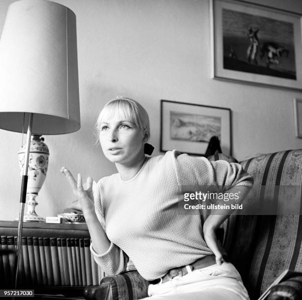 Die Schauspielerin, Sängerin und Brecht-Interpretin Vera Oelschlegel in ihrer Wohnung, aufgenommen im September 1968. 1966 war sie Gründungsmitglied...