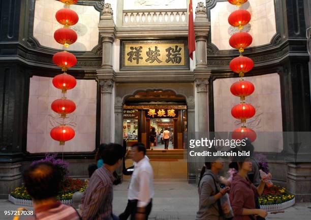 Oktober 2009 / China - Peking/ Abendlicher Alltag in einer der vielen alten Straßen und Gassen im Viertel um die alte Einkaufsstraße Qianmen Dajiie...
