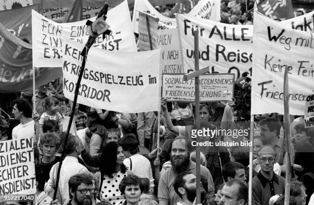Am 18.9.1987 sind bei einer Kundgebung zum Olof-Palme-Friedensmarsch auf dem Schloßplatz in Dresden erste DDR-systemkritische Plakate zu sehen, unter...