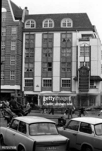 Rostock / 1986 / Fuenf-Giebel-Haus am Rostocker Uni-Platz / Cafe "Meerschaum" ist fuer Gaeste aus nah und fern zum beliebten Treffpunkt geworden. 32...