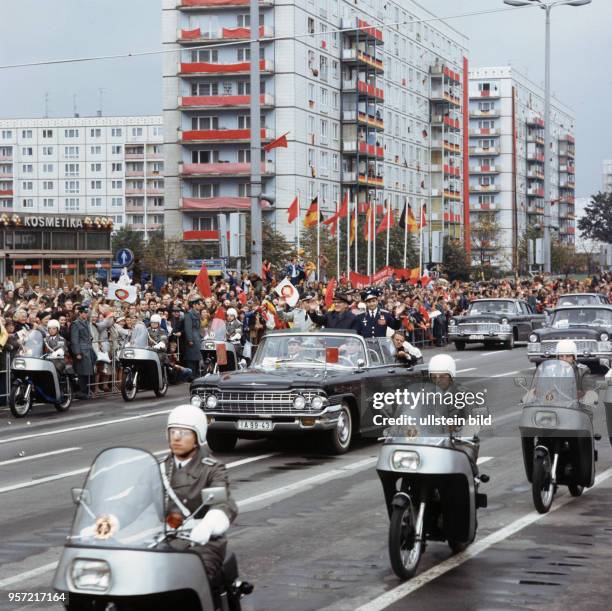 Zahlreiche Ostberliner Bürger sind am auf die Karl_Marx_Allee gekommen um bei einer Parade den Kosmonauten Sigmund Jähn und Waleri Bykowski...