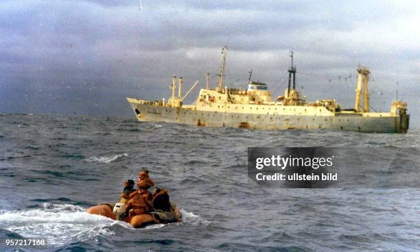 Rostock / Fischfang / Hochseefischerei / August-1974 / Fliegende Fischer - Besatzungsaustausch/ Nach der Ankunft des Fischereihilfsschiffes "Robert...