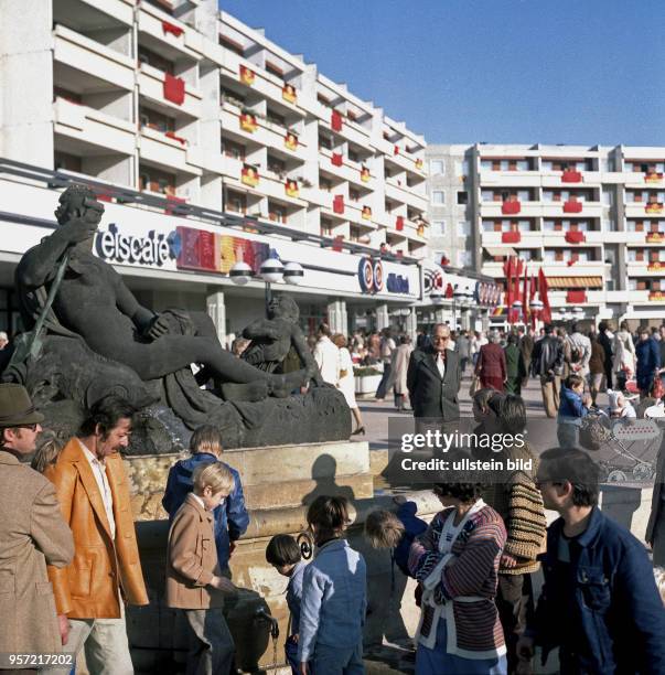 Am 7.10.1979, zum 30. Jahrestag der DDR, wird in Dresden die neue Einkaufsstraße "Straße der Befreiung" feierlich eröffnet - Passanten betrachten...