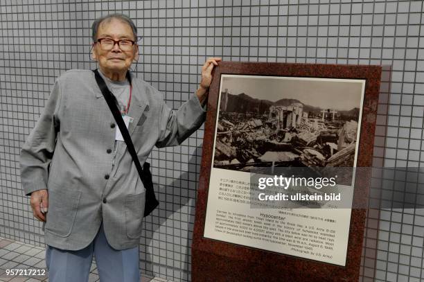 Japan / Hiroshima / Oktober 2009 / Ein 81-jähriger Überlebender besucht im Oktober 2009 die Gedenktafel am Hyperzentrum der Explosion der Atombombe...