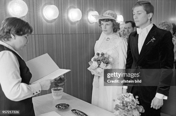 Hochzeit in Mansfeld im Kupferbergbau-Gebiet Mansfelder Land, aufgenommen am . Das Brautpaar bei der Trauung im Rathaus. Im Mansfelder Land wurde zu...