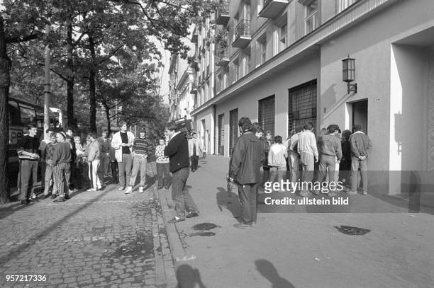 Flüchtlinge aus der DDR vor der Botschaft der DDR in Warschau, undatiertes Foto vom Oktober 1989. Ebenso wie in der BRD-Botschaft in Prag hatten 1989...
