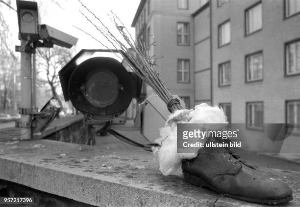 Pünktlich zu Nikolaus am steht dieser mit einer Rute gefüllte Stiefel vor einer Überwachungskamera auf der Mauer der Bezirksverwaltung Dresden des...