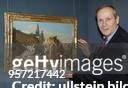 Kunsthistoriker, D - Direktor der Gemäldegalerie Staatliche Museen zu Berlin steht in der Gemäldegalerie neben dem Gemälde "Rinaldos Abschied von...
