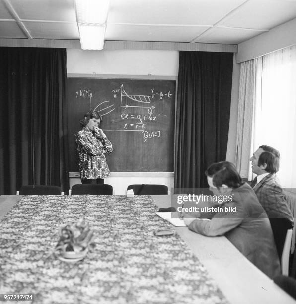 Eine Studentin der Bergakademie Freiberg bei einer Prüfung, undatiertes Foto von 1978.