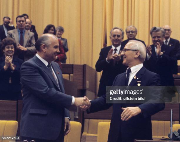 Erich Honecker , Generalsekretär des ZK der SED und Vorsitzender des Staatsrates der DDR, und Michail Gorbatschow, Generalsekrertär des ZK der KPdSU,...