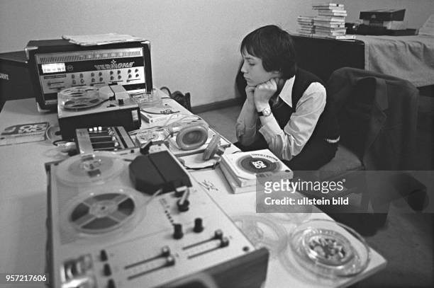 Jugendweihefeier in einer Lokalität in der Lutherstadt Eisleben, aufgenommen im März 1982. Für die richtige Musikauswahl sorgt der Familien-DJ an den...