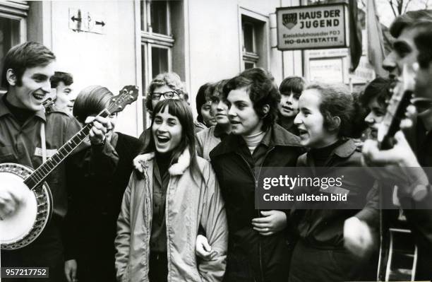 Der Singeclub 67 vom Haus der Jugend in Görlitz singt zur Wahl der Volkskammer und des Bezirkstages am vor dem Wahllokal.