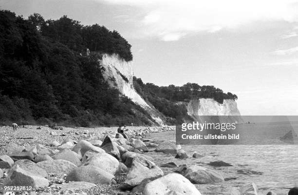 Die Kreidefelsen und der Strand bei Stubbenkammer auf der Insel Rügen in der Nähe von Sassnitz, aufgenommen im Sommer 1957.