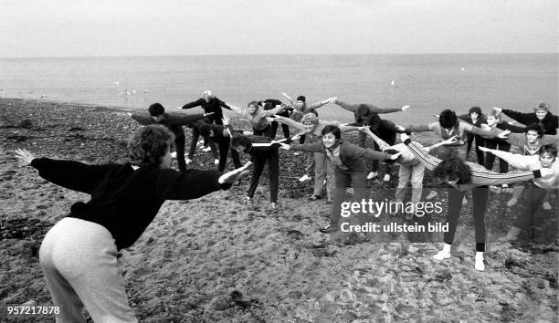 Kurteilnehmer des FDGB-Erholungsheimes "Waterkant" in Börgerende bei gymnastischen Übungen am Strand, aufgenommen im Januar 1981. Sportliche Übungen,...