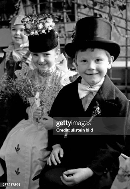 Alljährlich am 25. Januar feiern sorbische Kinder in der Lausitz das Fest der Vogelhochzeit. Wie hier 1990 im Kindergarten von Schmerlitz kleiden...