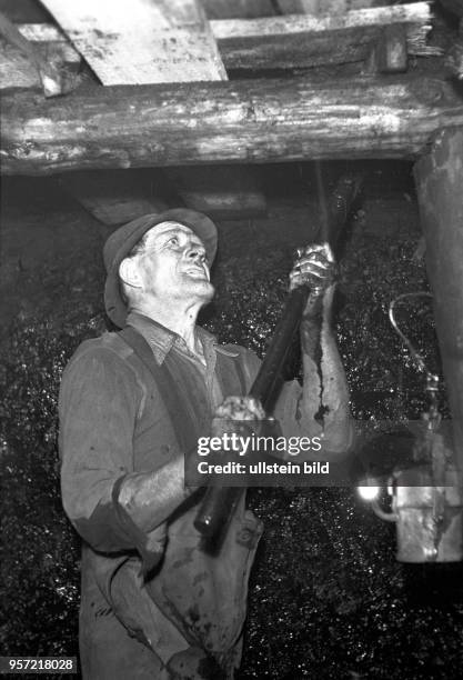 SEin Kumpel im Schacht "Ernst Thälmann" des Tagebau Niemtsch des Braunkohlenwerkes "Franz Mehring" in Brieske bei Schlabendorf beim Strecken ortrieb...