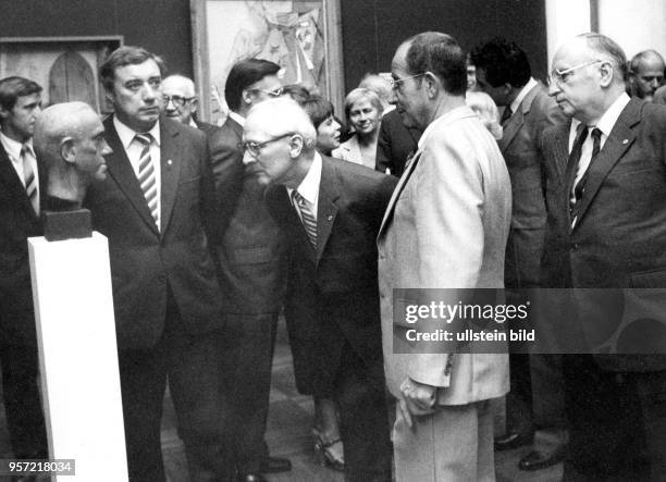 Partei- und Staatschef Erich Honecker betrachtet bei seinem Besuch der IX. Kunstausstellung der DDR in Dresden eine Büste in der Ausstellungshalle am...