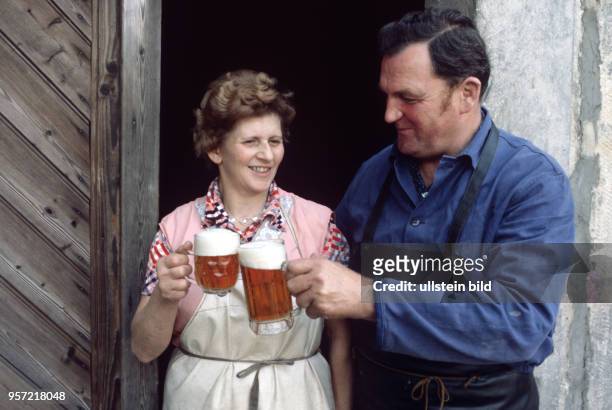 Edith Obstfelder und ihr Mann Fritz stossen mit Bier aus ihrer Privatbrauerei Schmitt im Ort Singen bei Ilmtal an, undatiertes Foto von 1982. Seit...