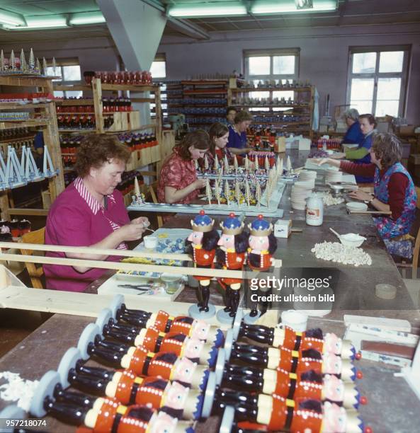 Arbeiterinnen bemalen und lackieren Nussknacker und anderes Spielzeug, das im VEB Vereinigte Erzgebirgische Spielwarenwerke Olbernhau Außenstelle...