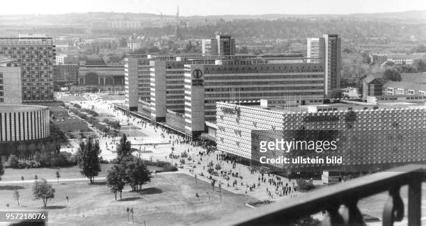 Blick über die in den 1960-70er Jahren erbaute Prager Strasse in Dresden mit dem neuen Centrum Warenhaus und dem Interhotel in Richtung Hauptbahnhof,...