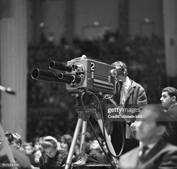 Eine Fernsehkamera bei einer politischen Veranstaltung in Karl-Marx-Stadt, aufgenommen 1963.