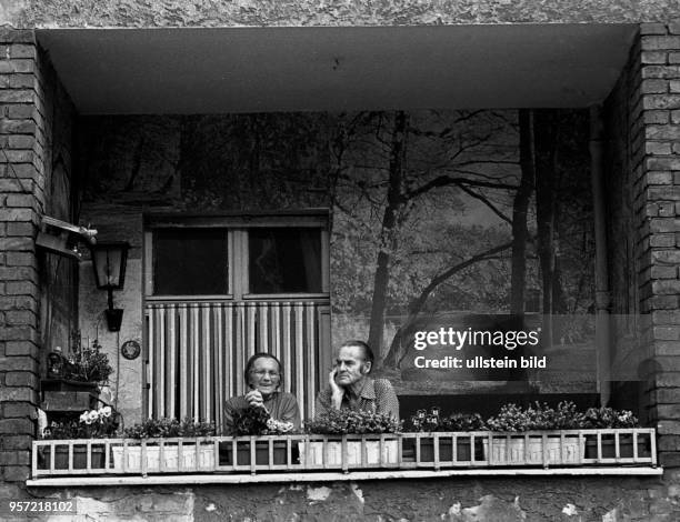 Ein älteres Ehepaar entspannt auf dem begrünten Balkon seiner Wohnung in Berlin-Köpenick, aufgenommen 1989. Natur-Motive verschönern die Wände des...