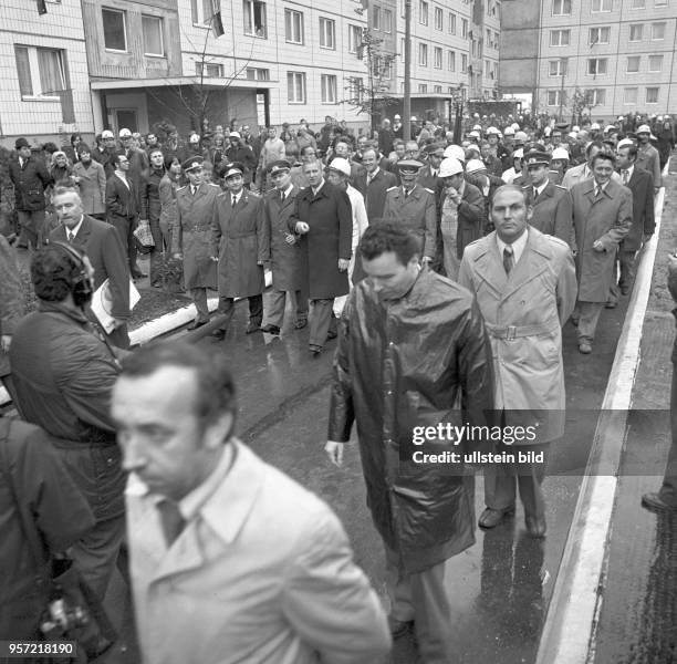 Der sowjetische Kosmonaut Waleri Bykowski und der DDR-Kosmonaut Sigmund Jähn besuchen mit vielen Begleitern am das Neubaugebiet Berlin-Marzahn im...