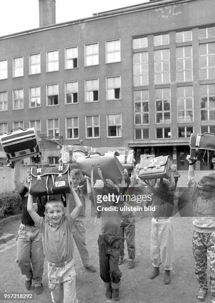 Die Schule ist aus 07.1990 kommen Schüler der 45. Oberschule "Klement Gottwald" mit ihren Schultaschen und den letzten Zeugnissen einer DDR-Schule...
