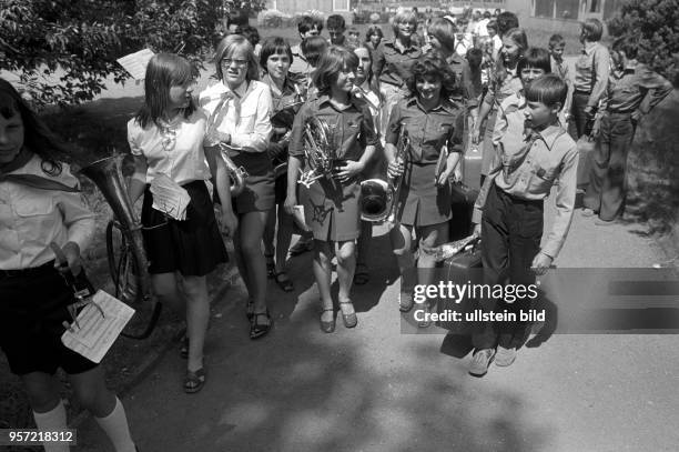 Begrüßung der Gäste aus Lipezk im Pionierpark auf den Spreewiesen in Cottbus, aufgenommen im August 1978. Gemeinsam mit 70 Komsomolzen werden...