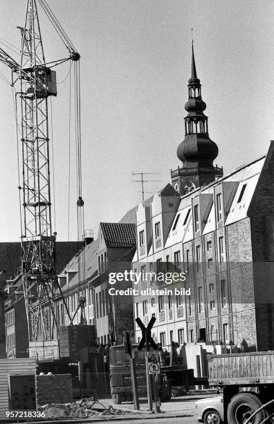 Greifswald / Juni 1988 / Innerstädtischer Wohnungsbau in Greifswald / Die Montagekollektive des Wohnungsbaukombinates Rostock, Betriebsteil 6...