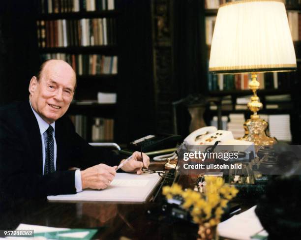 Der Wissenschaftler Professor Manfred von Ardenne am Schreibtisch seines privaten Arbeitszimmers in Dresden, aufgenommen 1982. Der von 1945 bis 1955...