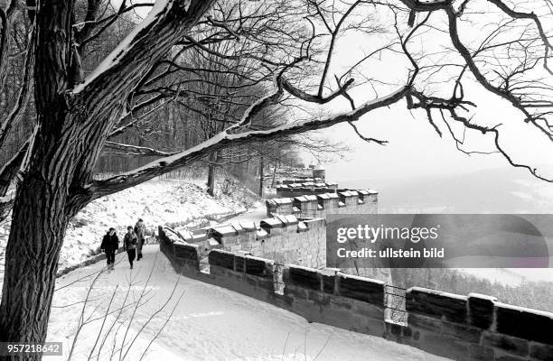 Die Festung Königstein in der Sächsischen Schweiz im Dezember 1983. Hier zeigt sich besonders reizvoll der mit Zinnen der Festungsmauer geschmückte...