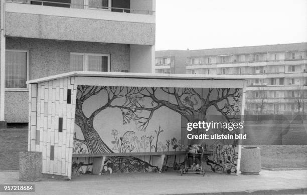 Ein Wartehäuschen an einer Bushaltestelle in einem Wohngebiet in Schwedt an der Oder , aufgenommen 1984. Foto : Reinhard Kaufhold