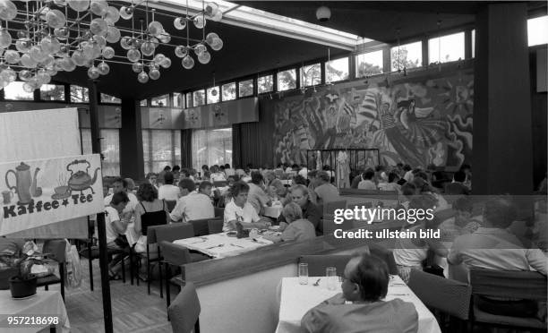 Gut besucht ist das Urlauber-Restaurant "Szczecin" in Binz auf der Ostseeinsel Rügen, aufgenommen in den 1980er Jahren. In malerischer...