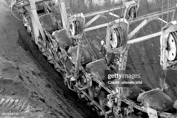 Ein Eimerkettenbagger im Tagebau Breitenfeld bei Delitzsch im Norden von Leipzig, aufgenommen im Winter 1987. Nach dem Beginn der Aufschlussarbeiten...