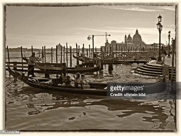 Szene aus Venedig - Gondeln vor der Kulisse der Kirche Santa Maria della Salute - mittels eines Bildbearbeitungsprogramms verfremdetes Foto,...