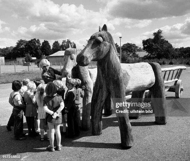 Diese Holzpferde, auf denen Kinder spielen, gehören zu den Ausstellungsstücken der VIII. Kunstausstellung der DDR 1977 in Dresden. Die Ausstellung...