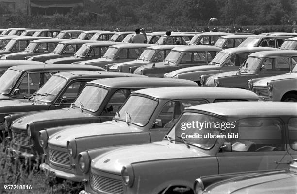 Abgestellte Pkw vom Typ Trabant stehen auf den dafür vorgesehenen Stellplätzen, aufgenommen im Juli 1980 im Naherholungsgebiet Vatteröder Teich in...