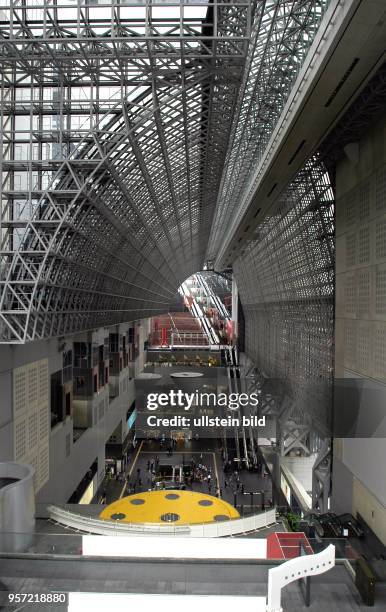 Japan / Kyoto / Blick in diwe Haupthalle des modernen, 1997 eröffneten Bahnhof von Kyoto, aufgenommen im Oktober 2010.