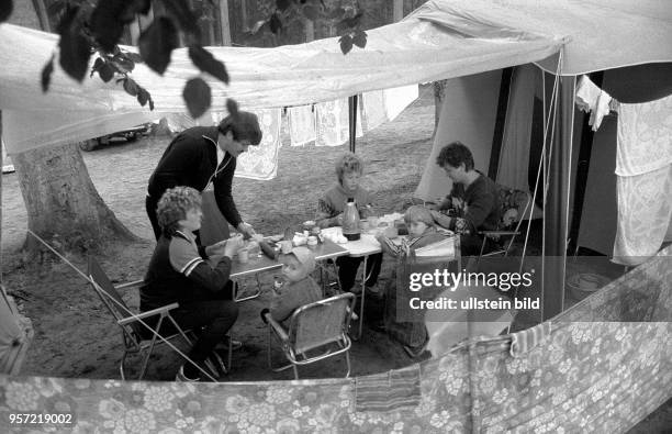 Urlaub auf einem der Zeltplätze auf der Ostsee-Insel Usedom ist etwas für die ganze Familie, aufgenommen 1985. Hier zwei Familien samt Nachwuchs beim...