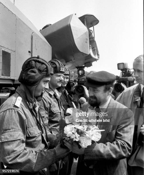 Zum Antrittsbesuch bei der Volksmarine wird der ehemalige Pfarrer, DDR-Oppositionelle und nun neue Minister für Abrüstung und Verteidigung Rainer...