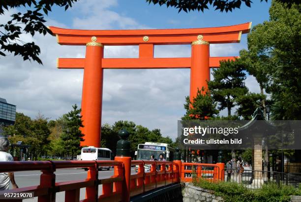 Die alte Kaiserstadt Kyoto mit ihren Gassen, modernen Bauten und kunstvollen Garten- und Parkanlagen wurde bereits 794 gegründet, aufgenommen im...