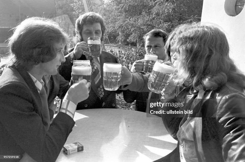 DDR - Junge Männer trinken Bier 1976