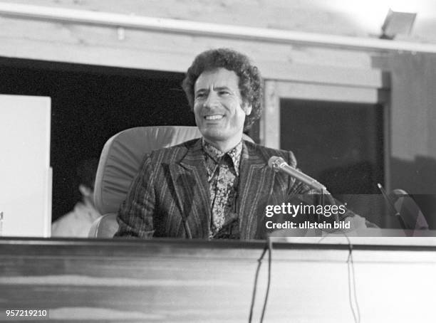 Der libysche Revolutionsführer Oberst Muammar Abu Minyar al-Gaddafi, aufgenommen im September 1979 bei einer Pressekonferenz vor ausländischen...